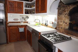 Cocina vista desde la puerta del porche