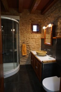 Cuarto de baño de la planta baja visto desde la puerta