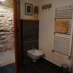Cuarto de baño de la planta baja visto desde la ventana