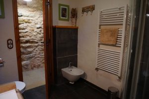 Cuarto de baño de la planta baja visto desde la ventana